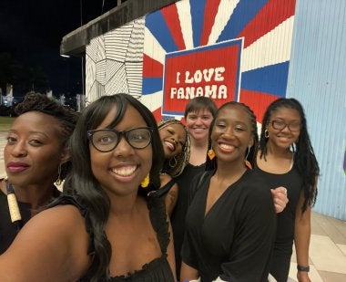 Students stand in front of a red, white and blue mural that says "I LOVE PANAMA" on a January 2026 study abroad course in Panama.