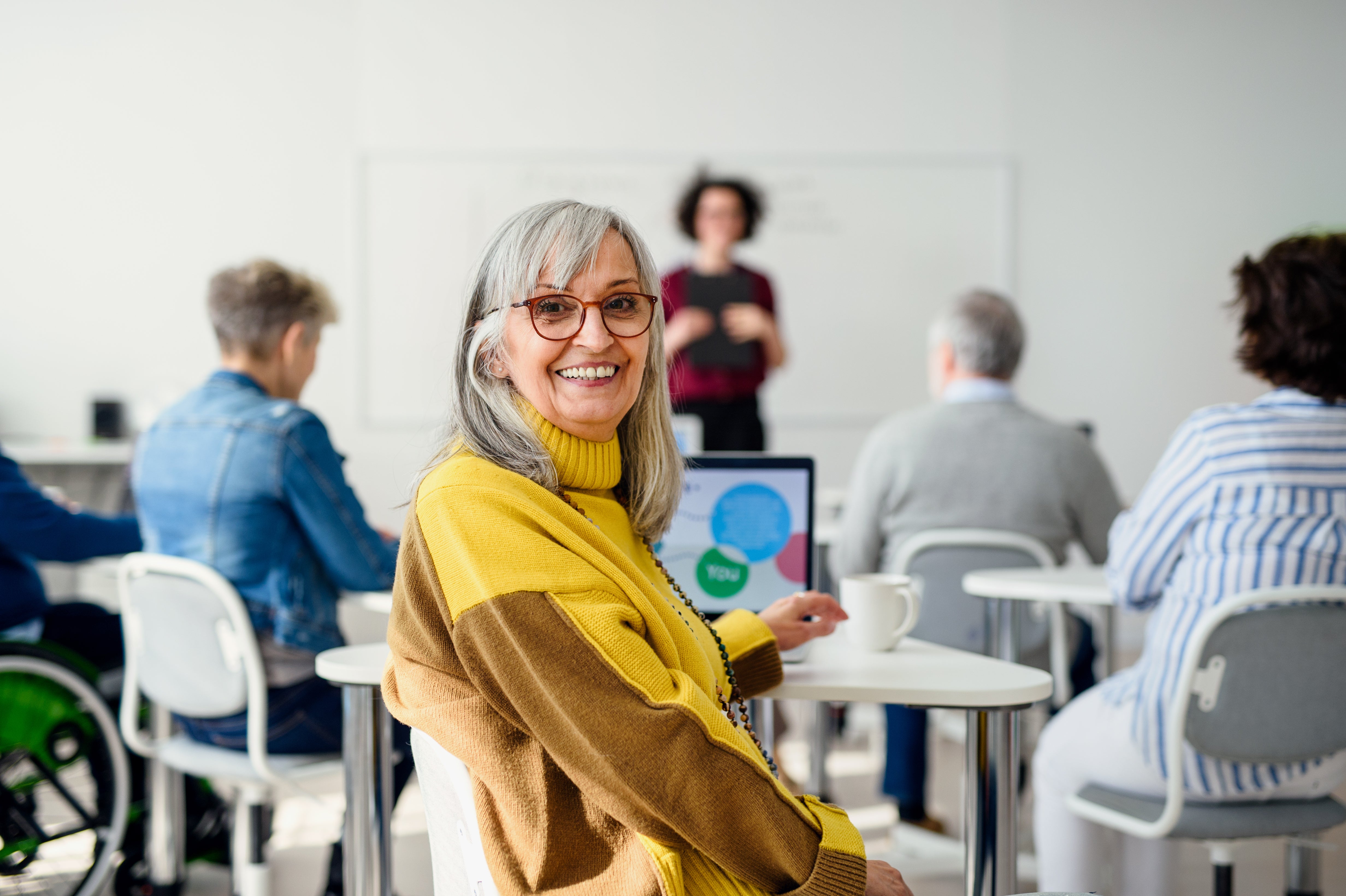 Woman in a desk looking at camera